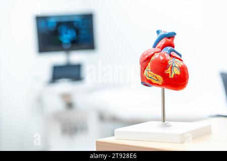 Mockup di un cuore in una clinica di cardiologia, copia e incolla spazio. Cliniche per pazienti per trattare problemi di salute con il cuore o il cuore Foto Stock