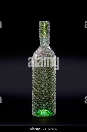 Bottiglia di vino con protezione da bolle Foto Stock