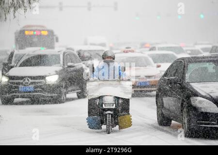 Harbin, provincia cinese di Heilongjiang. 22 novembre 2023. I veicoli si muovono nella neve a Harbin, capitale della provincia di Heilongjiang, 22 novembre 2023. Crediti: Wang Jianwei/Xinhua/Alamy Live News Foto Stock