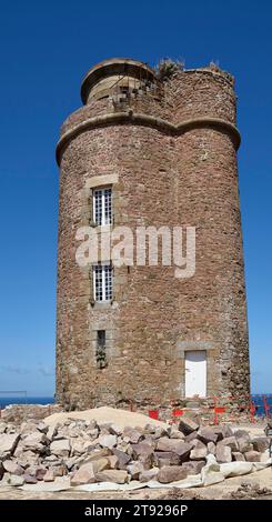 Antico faro Phare du Cap Frehel vicino a Plevenon, Cotes-d'Armor, Bretagna, Francia Foto Stock