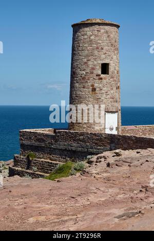 Faro storico Phare du Cap Frehel vicino a Plevenon, Cotes-d'Armor, Bretagna, Francia Foto Stock