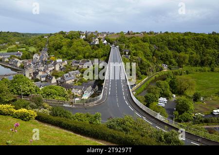 Vista di la Rance dalle fortificazioni cittadine di Dinan, Cotes-d'Armor, Bretagna, Francia Foto Stock