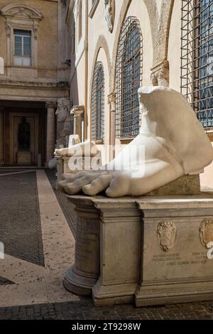 Ai piedi della colossale statua dell'imperatore Costantino nel Palazzo dei Conservatori, Musei Capitolini, Campidoglio, Roma, Lazio, Italia Foto Stock