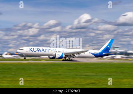 Monaco di Baviera, Germania - 02 settembre. 2023 : Kuwait Airways Boeing 777-369ER con registrazione dell'aeromobile 9K-AOJ durante l'atterraggio sulla pista sud 26L Foto Stock