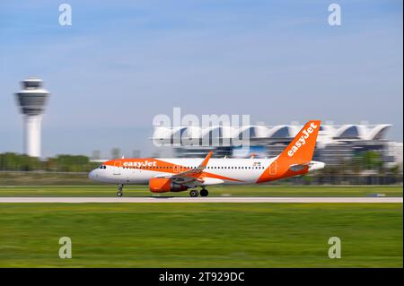 Monaco di Baviera, Germania - 02 settembre. 2023 : easyJet Europe A320-214 con la registrazione dell'aeromobile OE-INI inizia sulla pista sud 26L del Mun Foto Stock