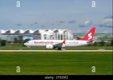 Monaco di Baviera, Germania - 02 settembre. 2023 : Southwind Airlines Boeing 737-8 MAX con la registrazione dell'aeromobile TC-GRK inizia sulla pista sud 26 Foto Stock