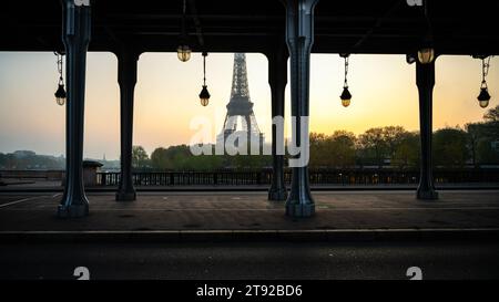 Vista della Torre Eiffel dal Ponte di Bir Hakeim nella soleggiata mattinata. Parigi, Francia Foto Stock