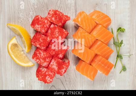 Set di vari panini di sushi su uno sfondo di legno bianco. Cibo giapponese. Foto Stock