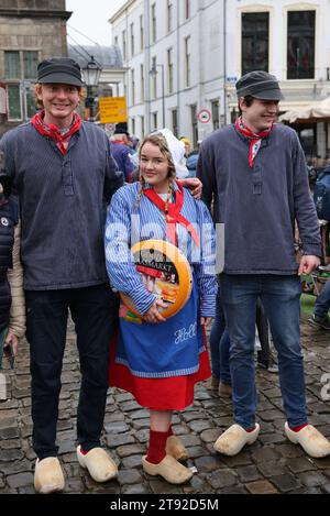 Gouda, le Nehterlands - 20 aprile 2023: Il famoso mercato del formaggio presso il municipio di Gouda, le Nehterlands Foto Stock