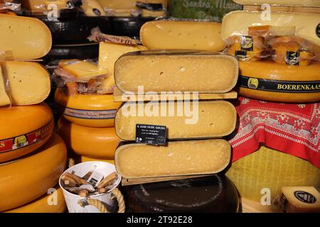 Gouda, The Nehterlands - 20 aprile 2023: Esposizione di formaggi tradizionali olandesi presso il negozio di formaggi locali di Gouda, Paesi Bassi Foto Stock