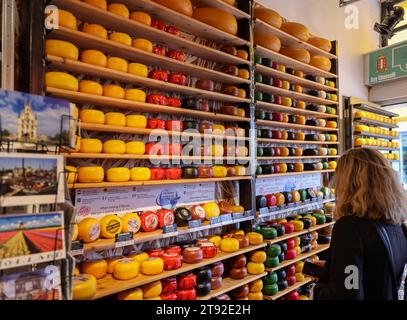 Gouda, The Nehterlands - 20 aprile 2023: Esposizione di formaggi tradizionali olandesi presso il negozio di formaggi locali di Gouda, Paesi Bassi Foto Stock