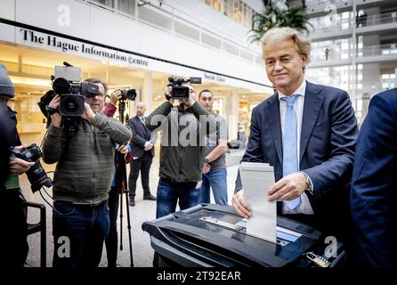 Paesi Bassi. 22 novembre 2023. L'AIA - il leader del Partito per la libertà (PVV) Geert Wilders esprime il suo voto per le elezioni della camera dei rappresentanti. ANP REMKO DE WAAL netherlands Out - belgium Out Credit: ANP/Alamy Live News Foto Stock