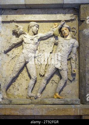 Eracle e l'Amazzonia - Metopa dal congelamento orientale del Tempio e di Selinunte (460-450 a.C.) - l'eroe, figlio di Zeus e Alcmene, è raffigurato mentre combatte contro la regina delle amazzoni - calcare - Museo Archeologico regionale Antonino Salinas - Palermo, Sicilia Foto Stock