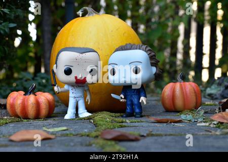 Funko Pop action figure dei personaggi horror Hannibal Lecter e Michael Myers. Halloween, stagione spettrale, zucche, arredamento, muschio, giardino autunnale. Foto Stock