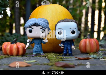 Funko Pop action figure dei personaggi horror Norman Bates e Michael Myers. Halloween, stagione spettrale, zucche, arredamento, muschio, foglie autunnali, giardino. Foto Stock