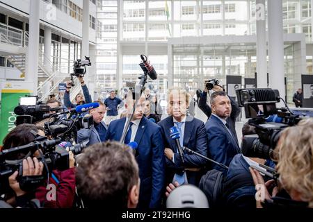 Paesi Bassi. 22 novembre 2023. L'AIA - il leader del Partito per la libertà (PVV) Geert Wilders esprime il suo voto per le elezioni della camera dei rappresentanti. ANP REMKO DE WAAL netherlands Out - belgium Out Credit: ANP/Alamy Live News Foto Stock