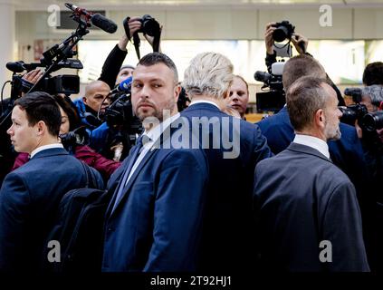 Paesi Bassi. 22 novembre 2023. L'AIA - il leader del Partito per la libertà (PVV) Geert Wilders esprime il suo voto per le elezioni della camera dei rappresentanti. ANP REMKO DE WAAL netherlands Out - belgium Out Credit: ANP/Alamy Live News Foto Stock