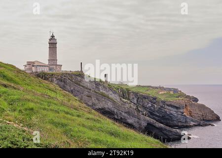 Immagine del faro di Cabo Mayor in Cantabria, Spagna. un bellissimo faro circondato da prati verdi e ripide scogliere. Foto Stock