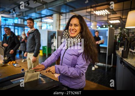 Paesi Bassi. 22 novembre 2023. L'AIA - Una donna pronuncia il suo voto per le elezioni della camera dei rappresentanti a Prodemos. ANP PHIL NIJHUIS netherlands Out - belgium Out Credit: ANP/Alamy Live News Foto Stock