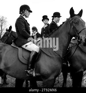 Fox Hunting U. il Duca di Beaufort Hunt, il tradizionale incontro per il giorno della boxe si tiene a Worcester Lodge, nella tenuta di Badminton. È normale che diverse centinaia di seguaci a cavallo e un numero uguale di seguaci a piedi partecipino insieme a una troupe televisiva o due. Vicino a Didmarton, Gloucestershire 2002 2000s UK Inghilterra HOMER SYKES Foto Stock