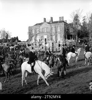 Fox Hunting, Regno Unito. L'incontro all'inizio delle giornate di caccia, prima di partire alla Easton Grey House, il campo a cavallo del duca di Beaufort Hunt. Easton Grey, Wiltshire. Inghilterra 2000s 2002 UK HOMER SYKES Foto Stock