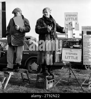 Hare Coursing UK 2000S. Stephen Little Bookmaker indipendente di Rails che accetta scommesse sull'evento del corso. Indossa il suo caratteristico cappotto in vera pelliccia Musquash alla Waterloo Cup. E' con il Bookies Clerk. La sua auto Bentley nella parte posteriore dell'immagine. Vicino ad Altcar, Lancashire Inghilterra Regno Unito 2002 2000s HOMER SYKES Foto Stock