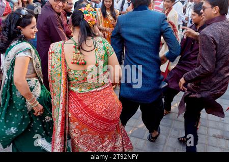 Una festa di nozze di alta classe a Mumbai, in India, si riversa in strada e irrompe in una danza improvvisata Foto Stock