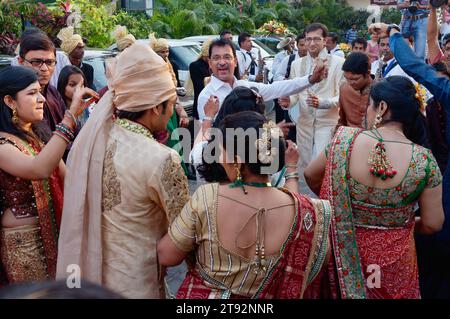 Una festa di nozze di alta classe a Mumbai, in India, si riversa in strada e irrompe in una danza improvvisata Foto Stock