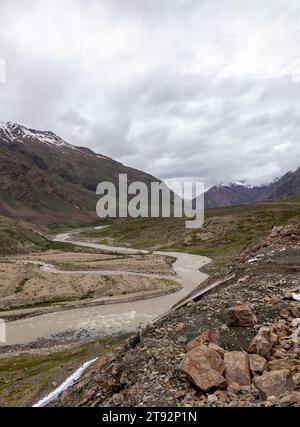 Un fiume (Suru River) che scorre in bianco sul lato ci sono montagne intorno. Foto Stock
