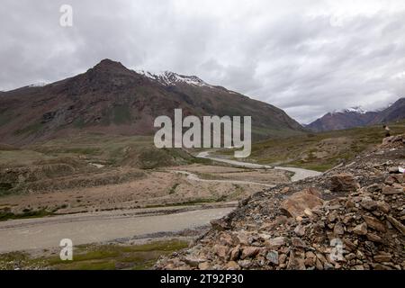 Un fiume (Suru River) che scorre in bianco sul lato ci sono montagne intorno. Foto Stock
