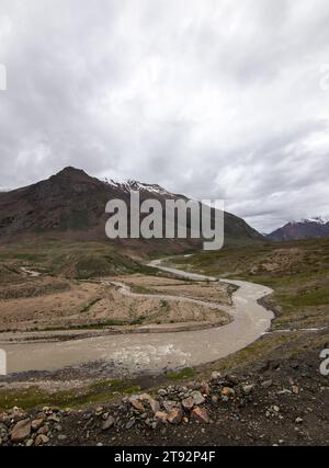Un fiume (Suru River) che scorre in bianco sul lato ci sono montagne intorno. Foto Stock