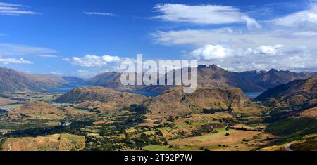 dalla cima coronet, pianeggiante con erba d'arcipelago e campo di alci al lago wakatipu e alle cime delle montagne. vicino a queenstown, sull'isola meridionale della nuova zelanda Foto Stock