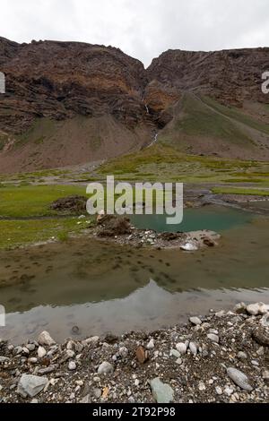 Un fiume (Suru River) che scorre in bianco sul lato ci sono montagne intorno. Foto Stock