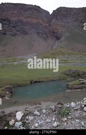 Un fiume (Suru River) che scorre in bianco sul lato ci sono montagne intorno. Foto Stock