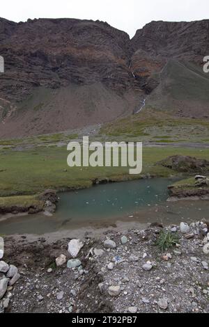 Un fiume (Suru River) che scorre in bianco sul lato ci sono montagne intorno. Foto Stock