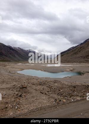 Un fiume (Suru River) che scorre in bianco sul lato ci sono montagne intorno. Foto Stock