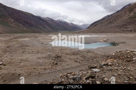 Un fiume (Suru River) che scorre in bianco sul lato ci sono montagne intorno. Foto Stock