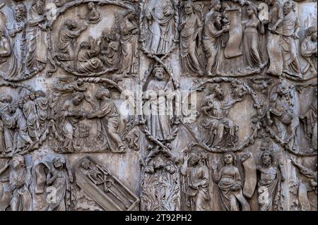 Uno scheletro in una bara e il re Davide che suona un'arpa sono tra le raffigurazioni in questo dettaglio di un pannello a bassorilievo albero di Jesse sul fronte ovest della cattedrale di Orvieto, Umbria, Italia, il Duomo di Santa Maria Assunta. La scultura che arricchisce il fronte occidentale è stata eseguita da un team guidato dall'architetto e scultore italiano, Lorenzo Maitani (c. 1275-1330). Foto Stock