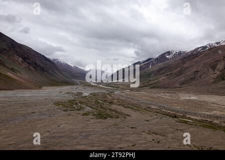 Un fiume (Suru River) che scorre in bianco sul lato ci sono montagne intorno. Foto Stock