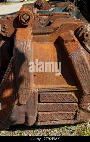 Primo piano della vecchia benna da escavatore industriale in acciaio ruggine Inghilterra Regno Unito Regno Unito Gran Bretagna Foto Stock