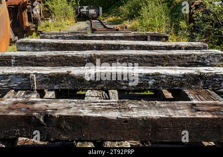 Pila impilata di vecchie traversine ferroviarie in legno in legno per ferrovie ferroviarie in Inghilterra Regno Unito Regno Unito Gran Bretagna Foto Stock
