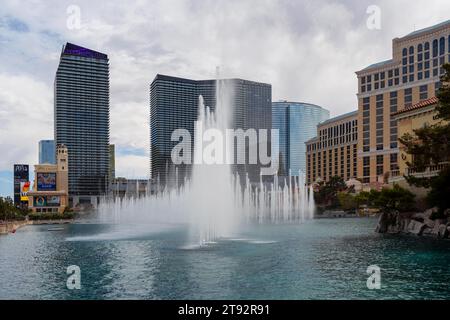 Las Vegas, Nevada - 17 maggio 2023: Lago Bellagio e fontana con alcuni hotel sullo sfondo, The Strip, Las Vegas Foto Stock