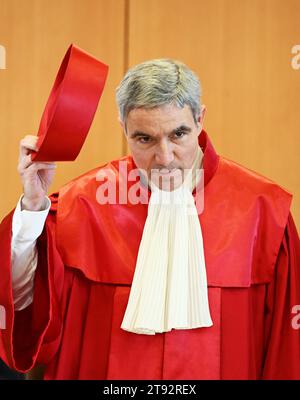 Karlsruhe, Germania. 22 novembre 2023. Stephan Harbarth, presidente del primo Senato della Corte costituzionale federale e presidente della Corte, annuncia la sentenza sulle note di relazione per dislessici. Secondo la sentenza, i commenti nel certificato di abbandono scolastico sulla non valutazione dei risultati individuali sono generalmente necessari. Crediti: Uli Deck/dpa/Alamy Live News Foto Stock