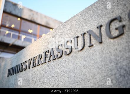 Karlsruhe, Germania. 22 novembre 2023. Le parole "Corte costituzionale federale” sono incise su una pietra davanti alla Corte costituzionale federale. Il primo Senato della corte ha annunciato la sentenza sulle note di rapporto per dislessici. Secondo la sentenza, i commenti nel certificato di abbandono scolastico sulla non valutazione dei risultati individuali sono generalmente necessari. Crediti: Uli Deck/dpa/Alamy Live News Foto Stock