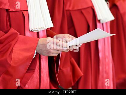 Karlsruhe, Germania. 22 novembre 2023. Il primo Senato della Corte costituzionale federale annuncia la sentenza sulle note di relazione per dislessici. Secondo la sentenza, i commenti nel certificato di abbandono scolastico sulla non valutazione dei risultati individuali sono generalmente necessari. Crediti: Uli Deck/dpa/Alamy Live News Foto Stock