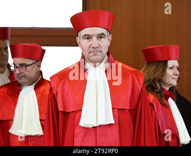 Karlsruhe, Germania. 22 novembre 2023. Il primo Senato della Corte costituzionale federale con Heinrich Amadeus Wolff (l-r), Stephan Harbarth, presidente del Senato e presidente della Corte, e Ines Härtel annunciano la sentenza sulle note di relazione per dislessici. Secondo la sentenza, i commenti nel certificato di abbandono scolastico sulla non valutazione dei risultati individuali sono generalmente necessari. Crediti: Uli Deck/dpa/Alamy Live News Foto Stock