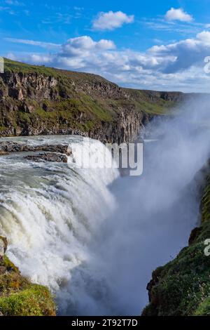 Paesaggio della famosa cascata di Godafoss in Islanda. La cascata mozzafiato di Godafoss attrae i turisti per visitare la regione nord-orientale dell'Icelan Foto Stock