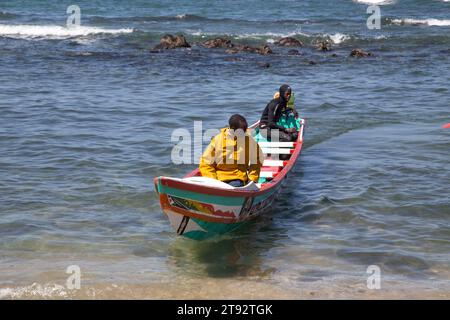 Dakar, Senegal. 18 agosto 2019: Pescatori con una barca da pesca in una spiaggia a Dakar, una delle molte spiagge di pesca di Dakar, Senegal, Africa occidentale Foto Stock