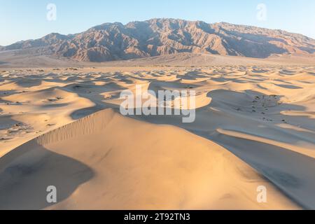 Terra incrinata e fiume curvo come fonti d'acqua. Concetto di riscaldamento globale . Crepe secche nel terreno, gravi carenze idriche. Concetto di siccità. Foto Stock