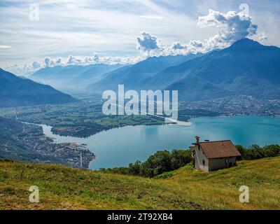 Vista dell'inizio della Valtellina dalle Alpi del Lago di Como Foto Stock